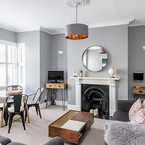 Modern & Spacious 2 Bedroom Maisonette Bath